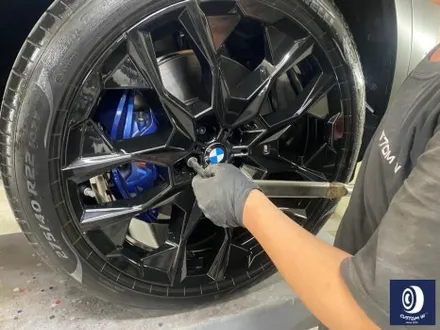 멋지게 사틴 블랙 컬러 랩핑 작업 된 BMW G07 X7 40i 22인치 블랙 유광 휠도색 / 용인 처인구