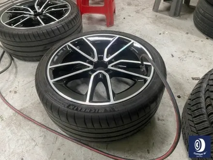 벤츠 C43 AMG 휠 상처 수리 후, 다이아몬드 커팅 가공을 이용한 블랙 폴리시 투톤 휠 커스텀 도색 / 용인 처인구