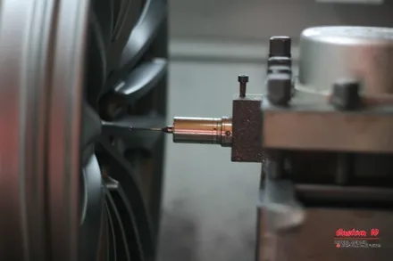 휠도색, 다이아몬드컷팅 휠수리로 건메탈 폴리쉬 형태로 휠체인지! BMW550I 휠 작업기. / 용인 처인구