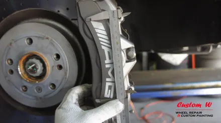 벤츠 AMG 라면 스포티한 블랙 휠과 레드 캘리퍼 조합을! 벤츠 GLE 63 AMG 블랙유광 휠도색, 레드 캘리퍼도색 작업기. / 용인 처인구