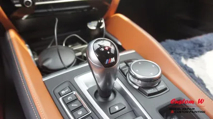 커스텀W를 찾아온 헤비급이지만 M! BMW X6M 차량의 블랙유광 휠도색. / 용인 처인구