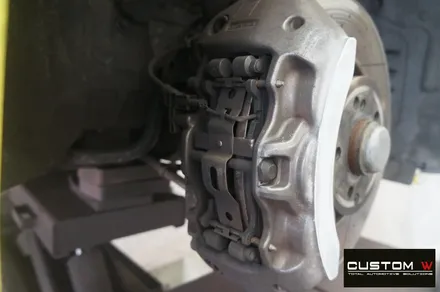잘 못된 휠수리 도색 이력이 있는 벤츠 CLS63AMG 약품 박리 후, 재작업 다이아몬드 컷팅 블랙 폴리시 휠로 커스터 마이징, 레드 캘리퍼 도색 작업 까지.! / 용인 처인구