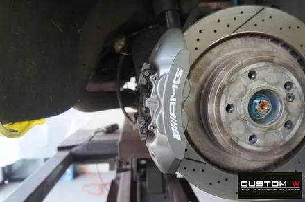 벤츠 E63 AMG 다이아몬드 컷팅 가공을 통해 블랙 투톤 블랙 폴리시 휠 커스터마이징, 레드 캘리퍼 도색 그리고 보닛 도어 판금도색 복원 도색 작업까지.! / 용인 처인구