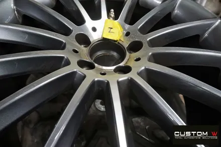 벤츠 CLS400d 휠 상처 수리 후 블랙유광 휠도색 + 레드 캘리퍼 도색 / 용인 처인구