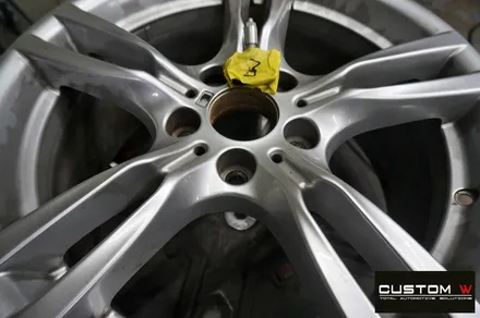 BMW F30 330i 휠 상처 수리 후 고스트 크롬 휠도색 + 부식 제거 후 카본 세라믹 골드 캘리퍼 도색 / 용인 처인구