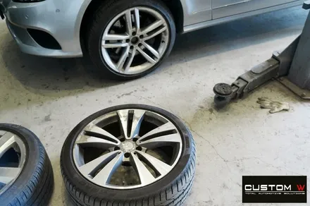 벤츠 W218 CLS350d 19인치 휠 상처 수리 후 다이아몬드 컷팅 가공 작업을 이용한 블랙 폴리쉬 휠로 깔끔하게 변신! / 용인 처인구