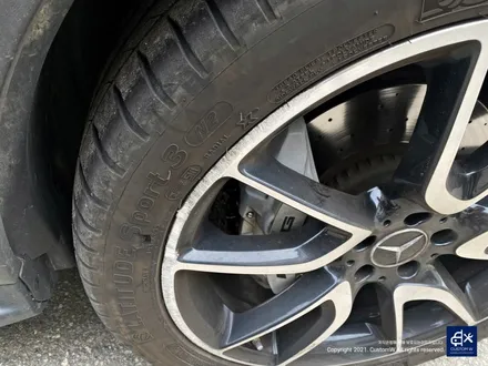 벤츠 GLC43 AMG 휠수리 후 블랙유광 휠도색 + 카본 세라믹 골드 캘리퍼 도색 / 용인 처인구