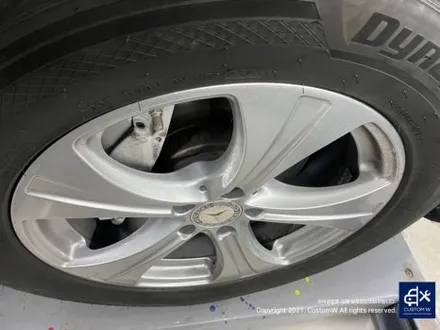 타 업체 잘못된 수리 도색 이력이 있는 벤츠 GLC220D 제거 후, 블랙 유광 휠도색 재작업 + 지저분한 캘리퍼 고착된 분진 및 부식 제거 후, 캘리퍼 도색 / 용인 처인구