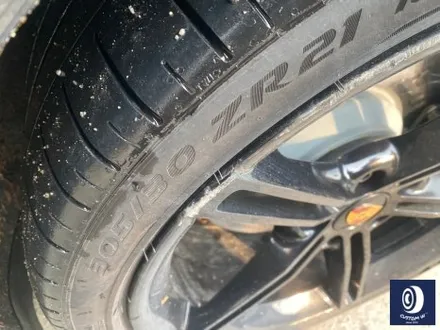 포르쉐 타이칸 GTS 심하게 손상된 휠 상처 수리 후, 정품 제트 블랙 메탈릭 컬러 복원 도색 + 타이어 코드 절상 신품 타이어 교체 작업까지_! / 용인 처인구