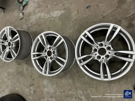 부식 걱정 없이 관리 가능! BMW F30 330i 휠수리 후 블랙유광 휠도색 + 블루 캘리퍼 도색 / 용인 처인구