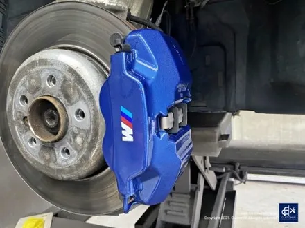 BMW G05 X5 30d 휠수리 불량 기존 페인트 도막 제거 (약품박리) 후 블랙유광 휠도색 + 블루 캘리퍼 도색 / 용인 처인구