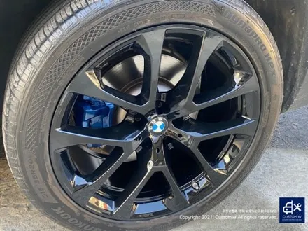 후기글 작성해 주신 고객님의 차량_! BMW G05 X5 45e 휠 상처 수리 후, 블랙 유광 휠도색 그리고 부식 녹 제거 및 방지 블루 캘리퍼 도색 작업까지_! / 용인 처인구
