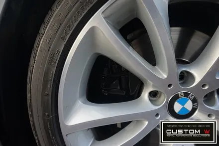 BMW 650i 컨버터블 잘못된 휠수리 이력. 박리후, 다이아몬드 컷팅 휠수리 , 심각한 부식 캘리퍼 녹 제거후, 부식방지 방청 ,코팅 효과 겸비한 캘리퍼 도색 작업 까지.! / 용인 처인구