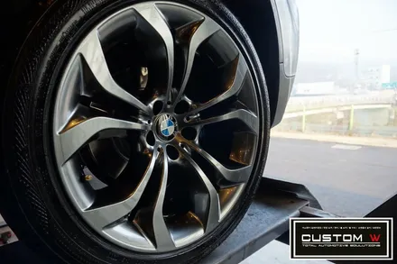 BMW X6 심각한 부식 휠,캘리퍼.! 약품박리, 부식,녹제거후 고스트 크롬 휠도색 작업.! / 용인 처인구