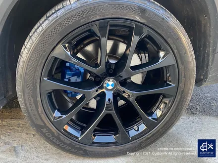 후기글 작성해 주신 고객님의 차량_! BMW G05 X5 45e 휠 상처 수리 후, 블랙 유광 휠도색 그리고 부식 녹 제거 및 방지 블루 캘리퍼 도색 작업까지_! / 용인 처인구
