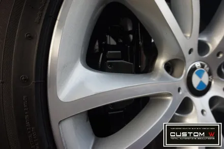 BMW 650i 컨버터블 잘못된 휠수리 이력. 박리후, 다이아몬드 컷팅 휠수리 , 심각한 부식 캘리퍼 녹 제거후, 부식방지 방청 ,코팅 효과 겸비한 캘리퍼 도색 작업 까지.! / 용인 처인구