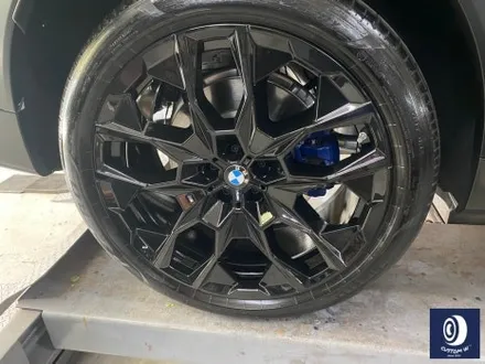 멋지게 사틴 블랙 컬러 랩핑 작업 된 BMW G07 X7 40i 22인치 블랙 유광 휠도색 / 용인 처인구