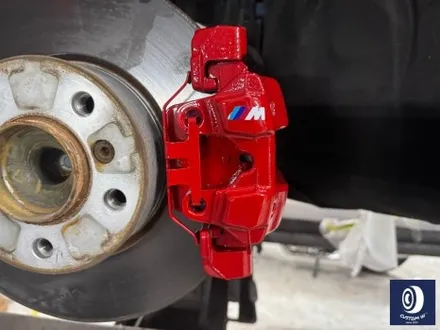 BMW F30 330i 400M 18인치 휠 상처 수리 후, 블랙 유광 휠도색 + 부식 제거 후 레드 캘리퍼 도색 (블루 컬러 바디에는 역시 블랙 휠 레드 캘리퍼) / 용인 처인구