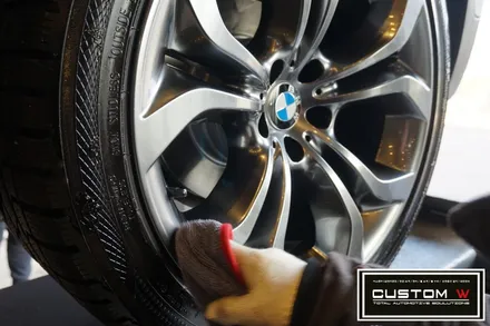 BMW X6 심각한 부식 휠,캘리퍼.! 약품박리, 부식,녹제거후 고스트 크롬 휠도색 작업.! / 용인 처인구