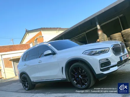 후기글 작성해 주신 고객님의 차량_! BMW G05 X5 45e 휠 상처 수리 후, 블랙 유광 휠도색 그리고 부식 녹 제거 및 방지 블루 캘리퍼 도색 작업까지_! / 용인 처인구