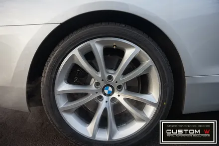 BMW 650i 컨버터블 잘못된 휠수리 이력. 박리후, 다이아몬드 컷팅 휠수리 , 심각한 부식 캘리퍼 녹 제거후, 부식방지 방청 ,코팅 효과 겸비한 캘리퍼 도색 작업 까지.! / 용인 처인구
