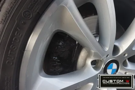 BMW 650i 컨버터블 잘못된 휠수리 이력. 박리후, 다이아몬드 컷팅 휠수리 , 심각한 부식 캘리퍼 녹 제거후, 부식방지 방청 ,코팅 효과 겸비한 캘리퍼 도색 작업 까지.! / 용인 처인구