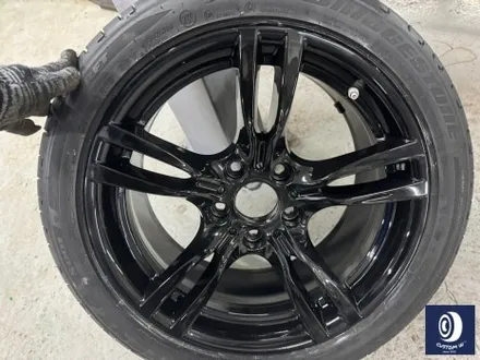 BMW F30 330i 400M 18인치 휠 상처 수리 후, 블랙 유광 휠도색 + 부식 제거 후 레드 캘리퍼 도색 (블루 컬러 바디에는 역시 블랙 휠 레드 캘리퍼) / 용인 처인구