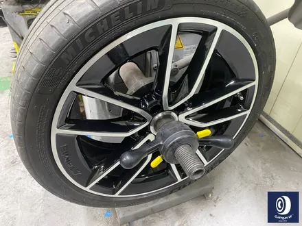 벤츠 C43 AMG 휠 상처 수리 후, 다이아몬드 커팅 가공을 이용한 블랙 폴리시 투톤 휠 커스텀 도색 / 용인 처인구