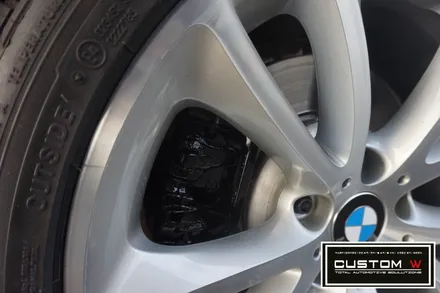 BMW 650i 컨버터블 잘못된 휠수리 이력. 박리후, 다이아몬드 컷팅 휠수리 , 심각한 부식 캘리퍼 녹 제거후, 부식방지 방청 ,코팅 효과 겸비한 캘리퍼 도색 작업 까지.! / 용인 처인구