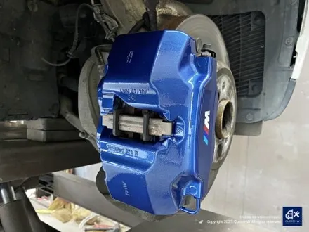 BMW G05 X5 30d 휠수리 불량 기존 페인트 도막 제거 (약품박리) 후 블랙유광 휠도색 + 블루 캘리퍼 도색 / 용인 처인구