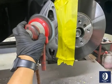 BMW 휠.. 왜 이렇게 만들까... 휠에 장착된 플라스틱 커버는 무슨 의미가 있나? 경량화? 디자인? 신형 740D 신0차 출고 작업 휠 커버 + 휠 블랙 도색 + 캘리퍼  도색 / 용인 처인구