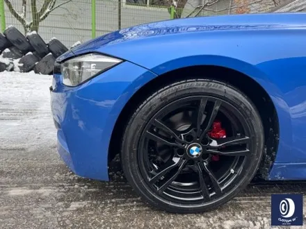 BMW F30 330i 400M 18인치 휠 상처 수리 후, 블랙 유광 휠도색 + 부식 제거 후 레드 캘리퍼 도색 (블루 컬러 바디에는 역시 블랙 휠 레드 캘리퍼) / 용인 처인구