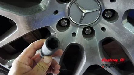 벤츠 GLE 63 AMG 주차 스크래치가 난 다이아몬드컷팅 휠 휠수리(복원)과 함께 레드 캘리퍼 도색. / 용인 처인구