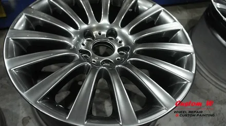 F바디도 여전히 건재한 BMW 7시리즈 차량의 19인치 휠 상처수리 후 고스트크롬 휠도색. / 용인 처인구