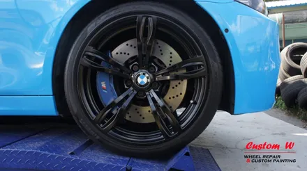 BMW M5(F10) 2대의 차량 휠 상처수리 후 입맛대로 취향대로 맷블랙(블랙무광) 휠도색과 블랙유광 휠도색. / 용인 처인구