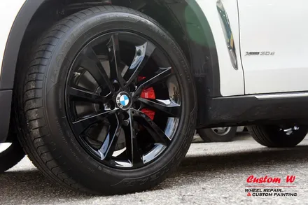 BMW X6 30D 차량의 블랙유광 휠도색 + 레드 캘리퍼도색. / 용인 처인구