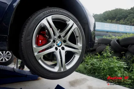 BMW 5시리즈에 장착 된 640D 19인치 휠 고스트크롬 휠도색, 레드 캘리퍼도색. / 용인 처인구