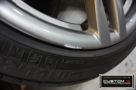 BMW F30 320I 블랙 바디 컬러차량을 더욱 포스있게 블랙유광 휠도색, 레드 캘리퍼도색. / 용인 처인구