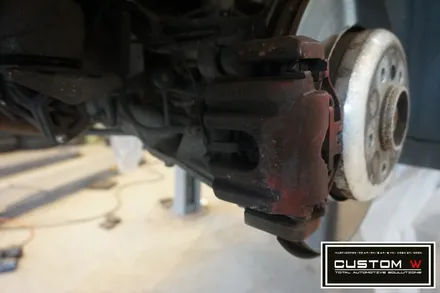 총체적 난국에 빠진 BMW 650i 잘못된휠수리도색,캘리퍼도색 박리제거후 블랙폴리시 ,블루 캘리퍼 도색 재작업. 커스텀W / 용인 처인구