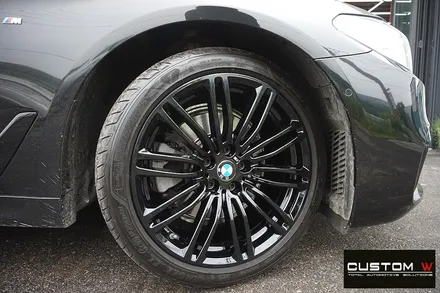 664M 휠이 장착 되어 있는 BMW G30 520D 차량의 휠상처 수리후, 블랙유광 휠도색. / 용인 처인구