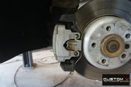 BMW F10 520D M 에어로 다이나믹 프로 에디션 휠 상처 수리, 블랙유광 휠도색 + 부식 녹 제거 후, 캘리퍼 도색. / 용인 처인구
