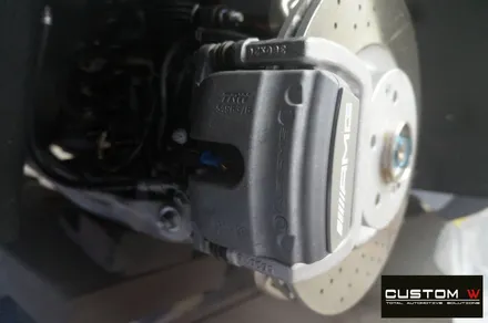 멋지게 랩핑 된 벤츠 GT43 AMG 4도어 블랙유광 휠도색, 카본 세라믹 브레이크 골드 컬러 캘리퍼 도색. / 용인 처인구