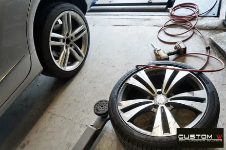벤츠 W218 CLS350d 19인치 휠 상처 수리 후 다이아몬드 컷팅 가공 작업을 이용한 블랙 폴리쉬 휠로 깔끔하게 변신! / 용인 처인구