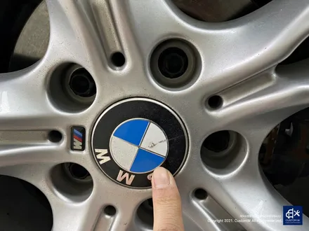 부식 걱정 없이 관리 가능! BMW F30 330i 휠수리 후 블랙유광 휠도색 + 블루 캘리퍼 도색 / 용인 처인구