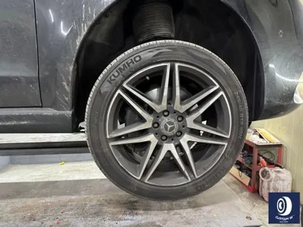 벤츠 V클래스 V300D 휠 상처 수리 후, 블랙 유광 휠도색 + 손상된 타이어 신품으로 교체 작업까지_! / 용인 처인구