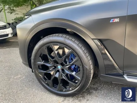 멋지게 사틴 블랙 컬러 랩핑 작업 된 BMW G07 X7 40i 22인치 블랙 유광 휠도색 / 용인 처인구