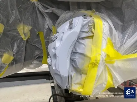 아우디 A7 50TDI 20인치 휠 상처 수리 후, 다이아몬드 커팅 가공을 이용한 블랙 폴리시 휠 커스텀 도색 작업 그리고 레드 캘리퍼 도색 작업까지_! / 용인 처인구