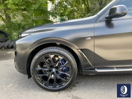 멋지게 사틴 블랙 컬러 랩핑 작업 된 BMW G07 X7 40i 22인치 블랙 유광 휠도색 / 용인 처인구