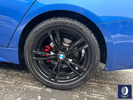 BMW F30 330i 400M 18인치 휠 상처 수리 후, 블랙 유광 휠도색 + 부식 제거 후 레드 캘리퍼 도색 (블루 컬러 바디에는 역시 블랙 휠 레드 캘리퍼) / 용인 처인구
