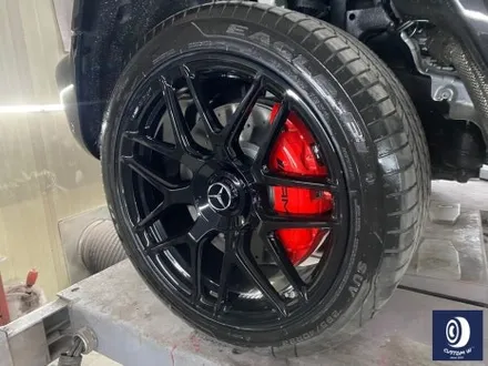 번호판도 장착되지 않은 신차 출고 작업_! / 벤츠 G63AMG 22인치 하이그로시 블랙 (검정 유광) 휠도색 (feat. 센터 휠 캡 주변 부품 모두 포함) / 용인 처인구